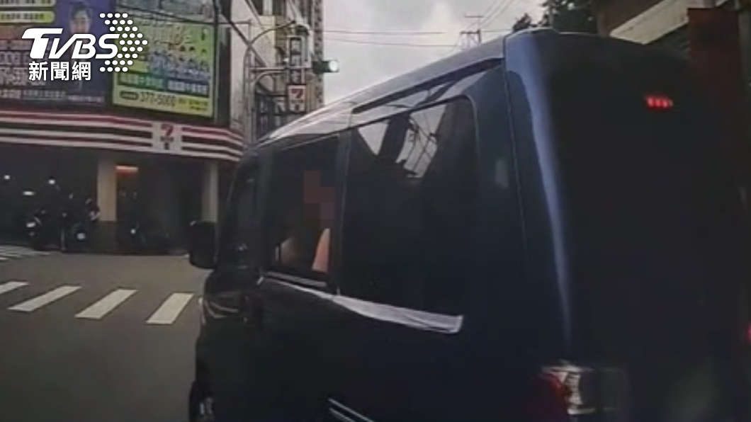 桃園男惡意逼車急剎「左右蛇行」飆罵 警罰2.4萬加記點