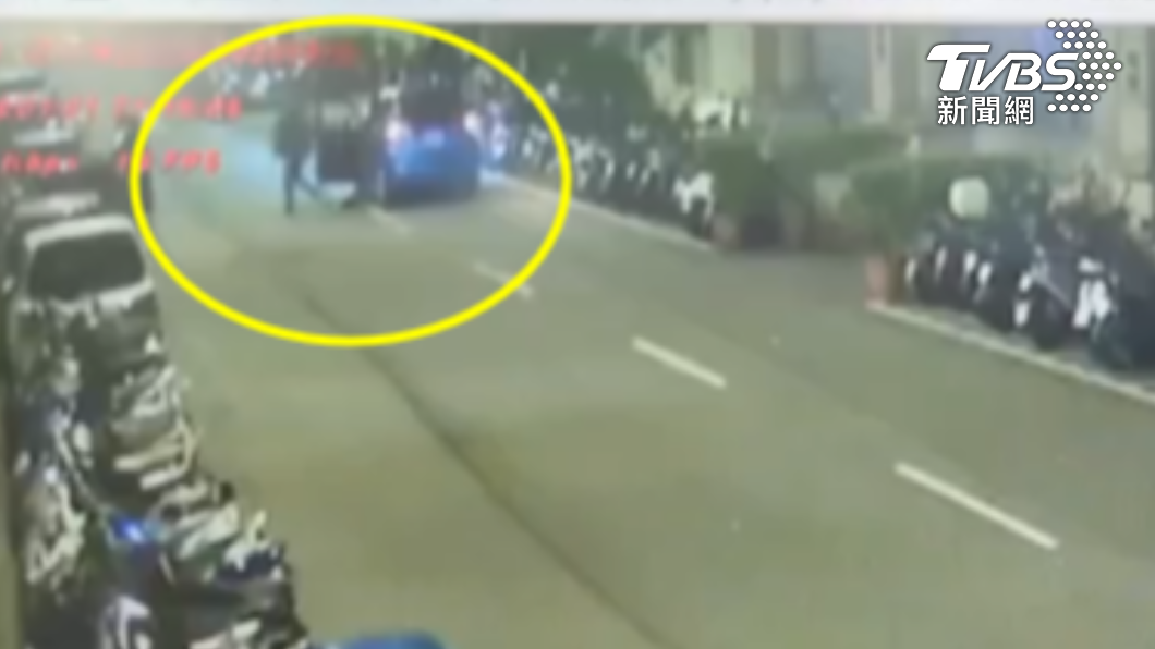 男友將女友押上車,民眾以為擄人案緊急報警。(圖/TVBS)