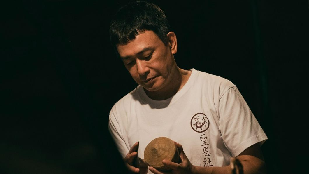 王識賢在《神之鄉》中飾演因故妻離子散的父親。(圖/華視提供)