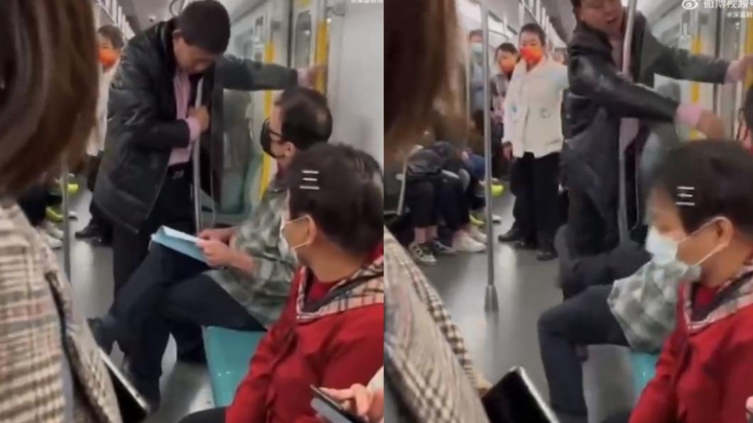男子向外籍男乘客吐口水。(圖/翻攝自微博)