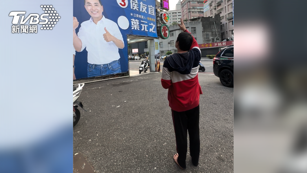 獨／板橋怪客背侯友宜照片下跪　找議員狂吼：要幫她按摩