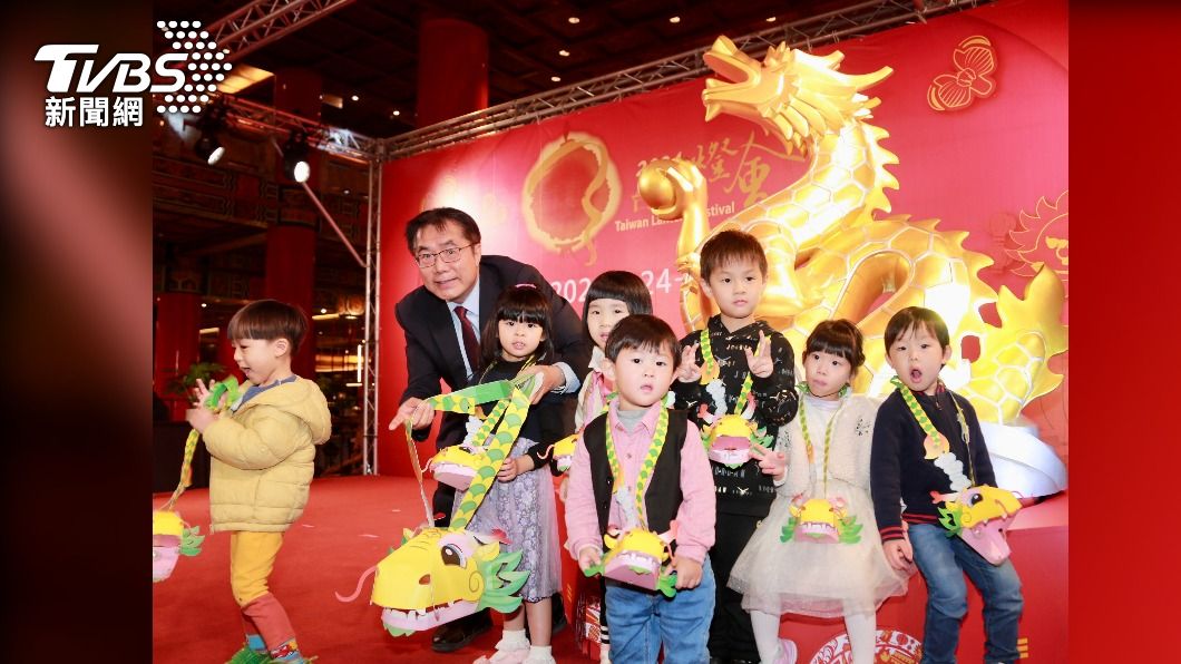 主燈「龍來台灣」創作靈感，來自台南大天后宮殿前石柱飛龍神韻及型態。（圖／TVBS）