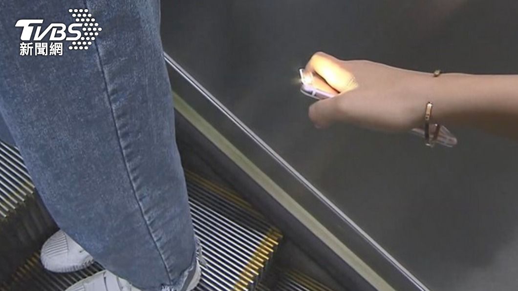 捷運站偷拍短裙妹內褲 工程師快門一按「瞬間閃光」慘了