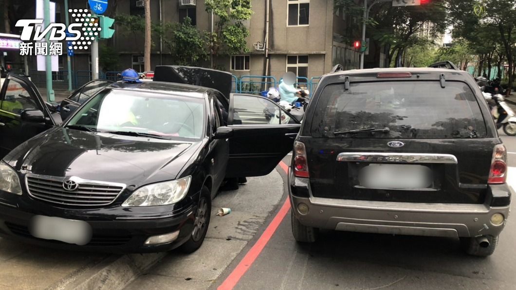 分手了還吃醋!目擊前女友被接走 男氣炸持棍敲車
