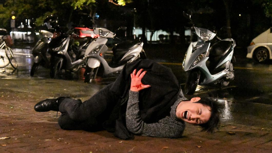 李睿紳演活渣男慘遭「碎木機鋸斷手臂」 抱殘肢逃跑失血倒地