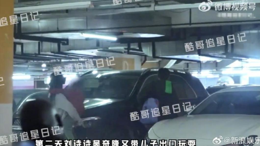 劉詩詩、吳奇隆帶著兒子出門。（圖／翻攝自微博）