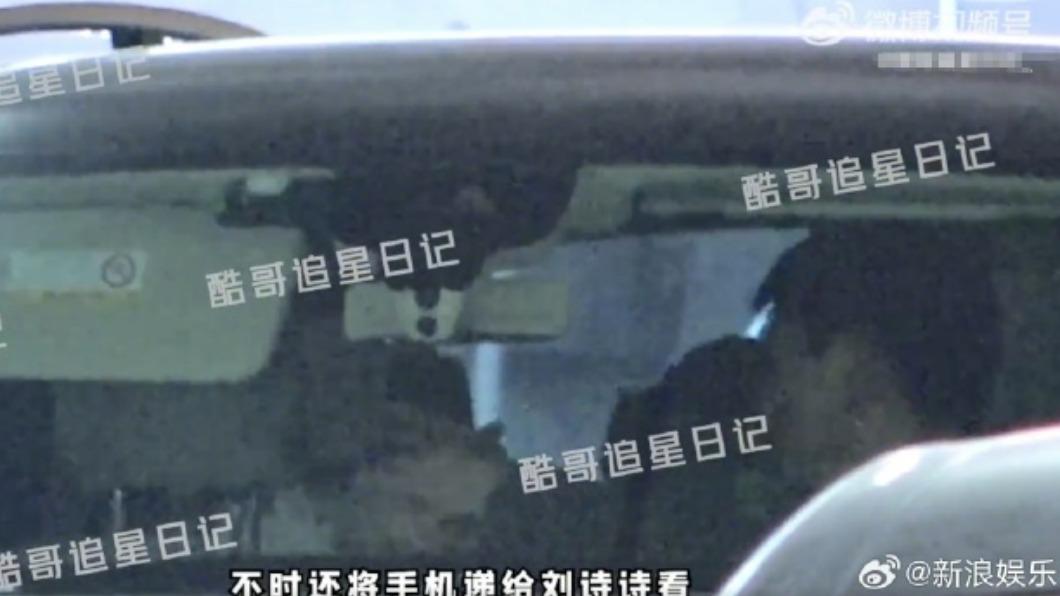 劉詩詩、吳奇隆車內真實互動被直擊。（圖／翻攝自微博）