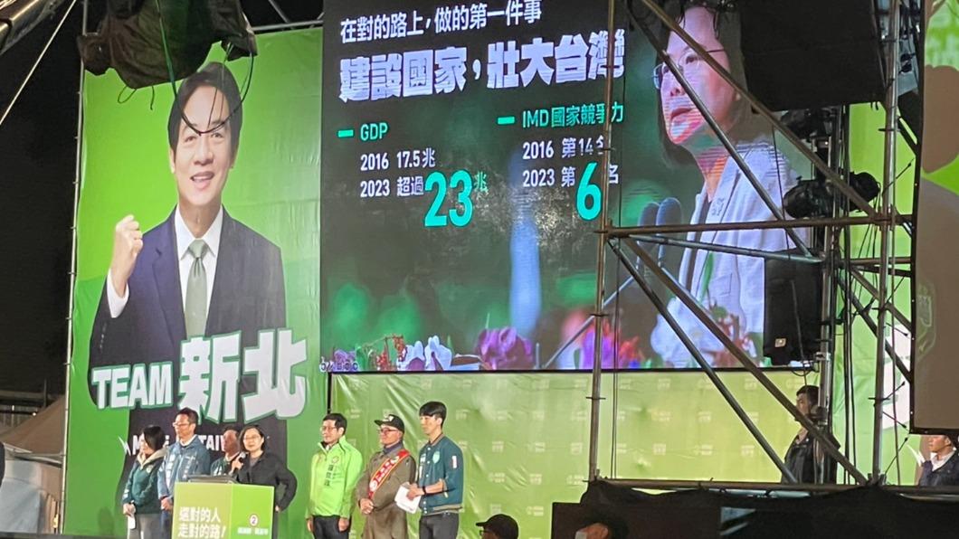 民進黨「賴蕭配」今（3日）晚間啟動選前萬人大型造勢，蔡英文到場力挺。（圖/吳紹瑜攝）