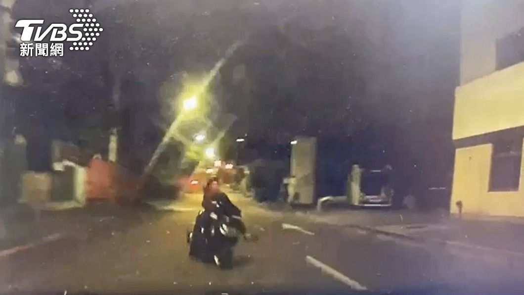 北市少年無照騎車「大迴轉、逆向躲警」 剎不住自撞警車慘了