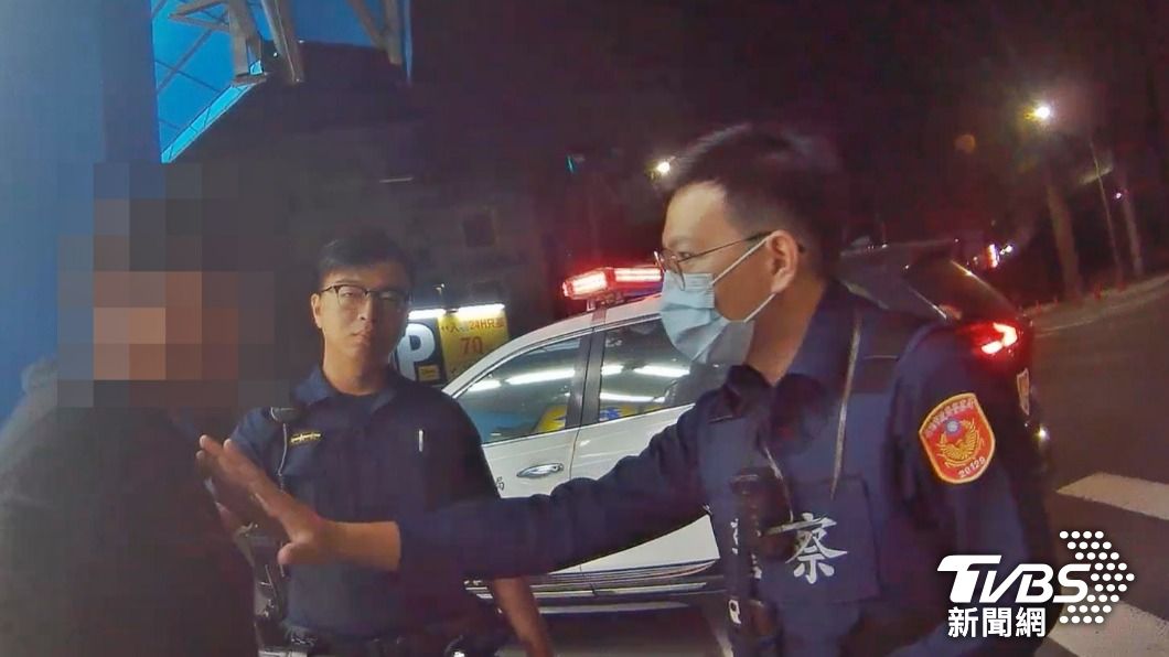 酒駕男超囂張給你們罰100萬 雄警一句「上銬」秒變孬