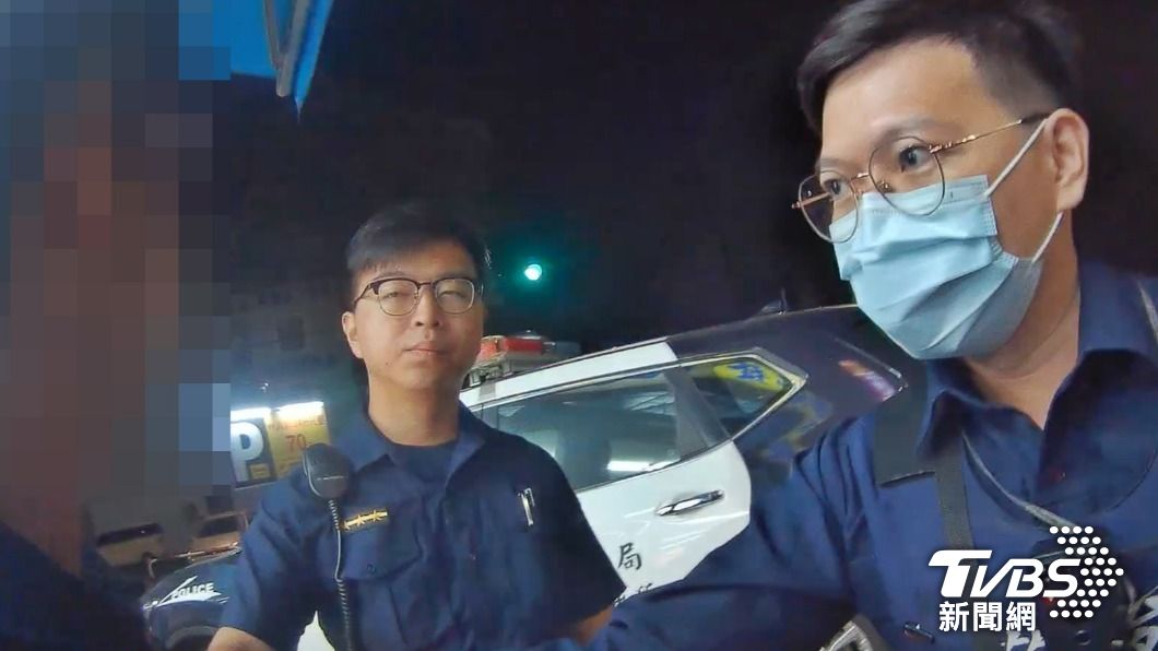 員警一說上銬,男子瞬間不敢說話。(圖/TVBS)