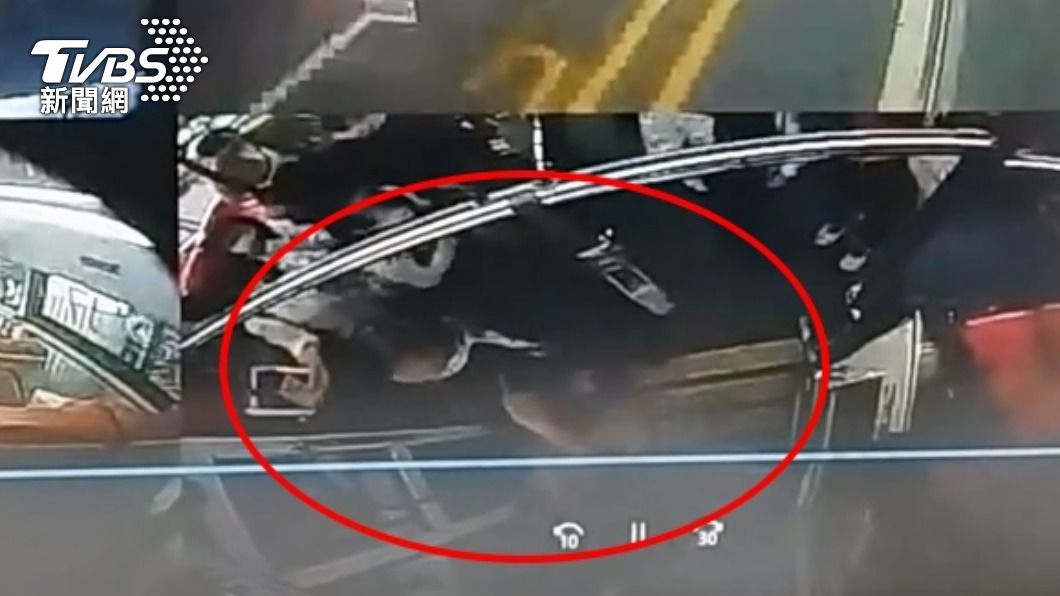 「她在滑手機！」火爆男乘客嫌下車慢　竟出腳踹前方女子