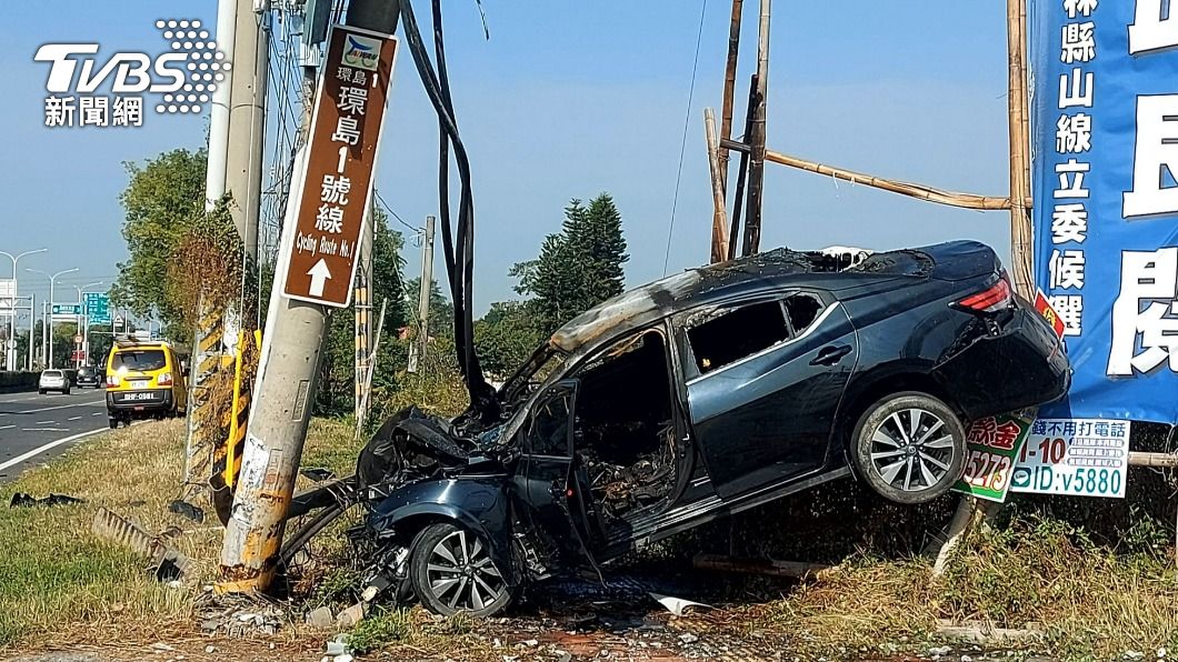 雲林黑轎車撞貨車後再撞電桿起火　「扭曲如廢鐵」他沒了心跳被抬出