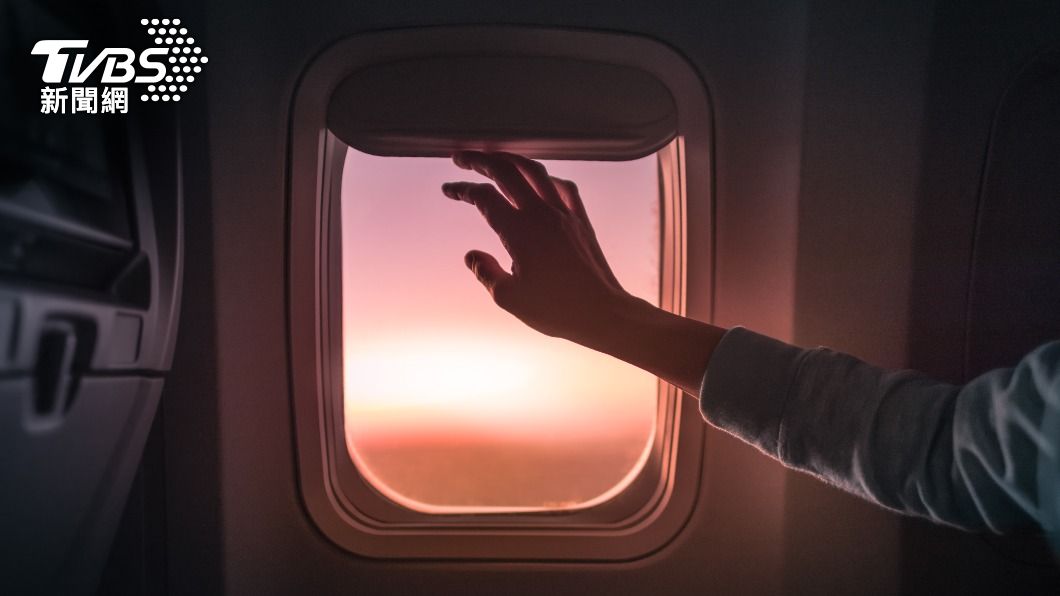 飛機起飛、降落時,務必打開窗戶遮陽簾。(示意圖/shutterstock達志影像)