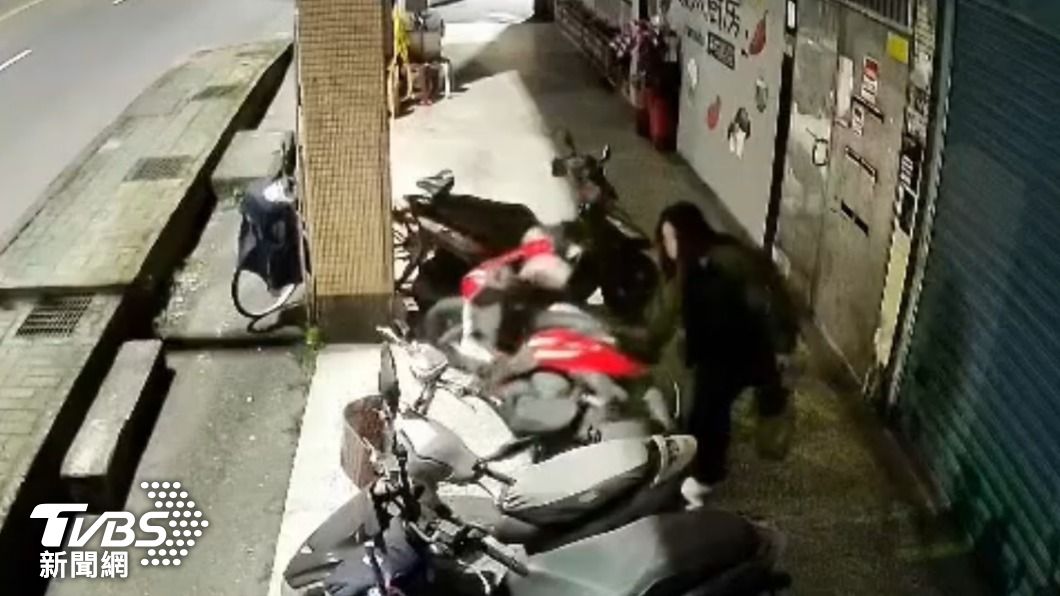 無妄之災!基隆女子情緒失控 推倒多輛機車洩憤