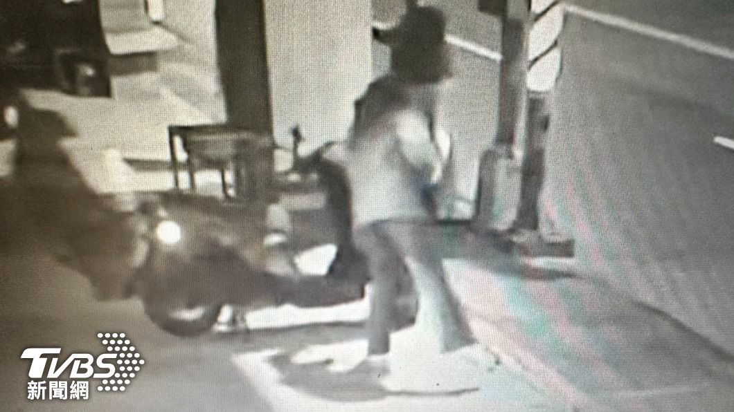 女子疑似因為講電話與人生口角,一氣之下推倒路旁的機車,共有兩台機車受到波及。(圖/TVBS)