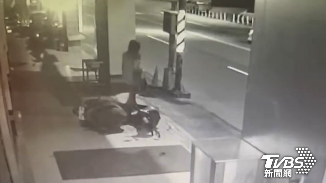 無妄之災！基隆女子情緒失控　推倒多輛機車洩憤