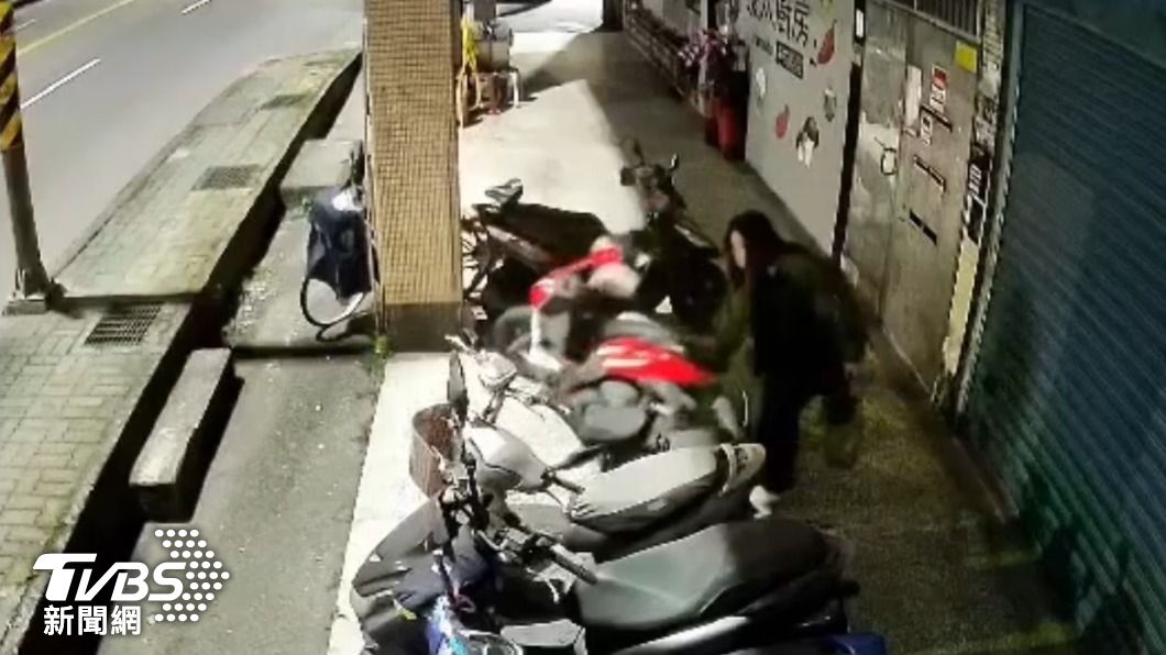 女子疑似因為講電話與人生口角，一氣之下推倒路旁的機車，共有兩台機車受到波及。（圖／ＴＶＢＳ）