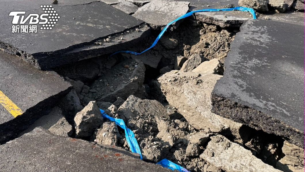 彰化員林自來水管爆管 柏油路面炸裂、砂石小噴泉飛濺