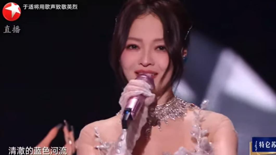 大陸跨年「真唱」翻車!張韶涵走音遭疑改唱法 她挨轟道歉了