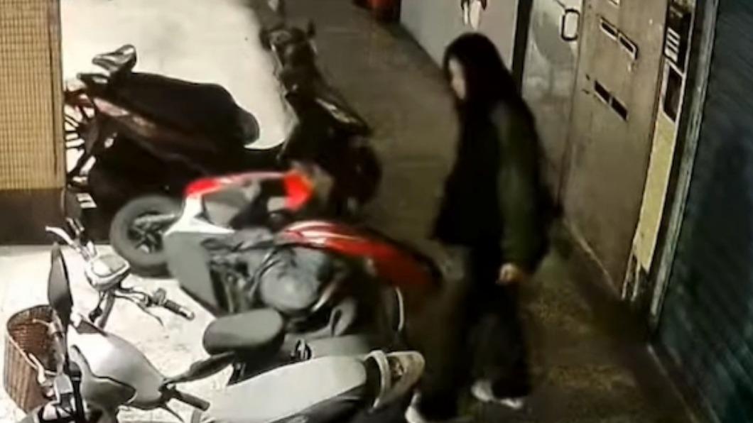 基隆女跨年夜與男友人起爭執　怒推路旁2機車「連人帶車」倒地