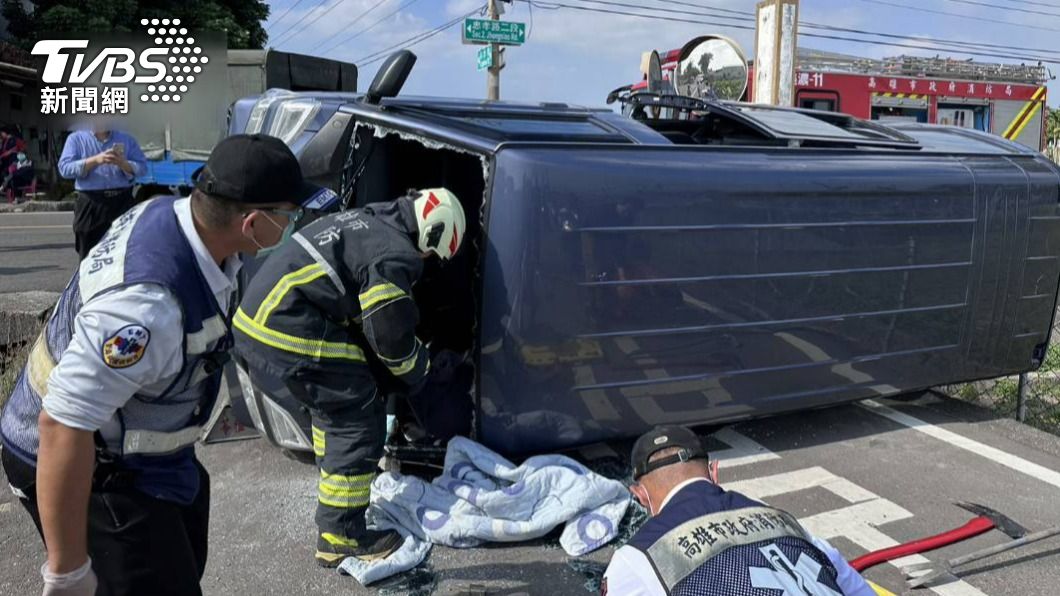 快訊/高雄兩車路口相撞 醫療接駁車側翻6人受困受傷