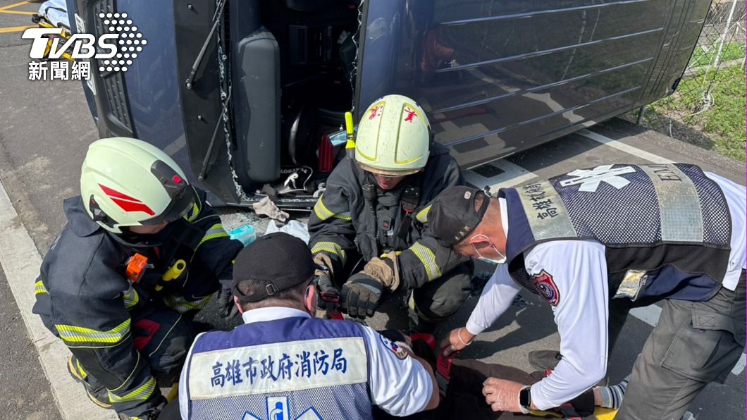 撞擊力導致醫療接駁車（廂型車）側翻，車上6人全部受困、受傷。（圖／TVBS）