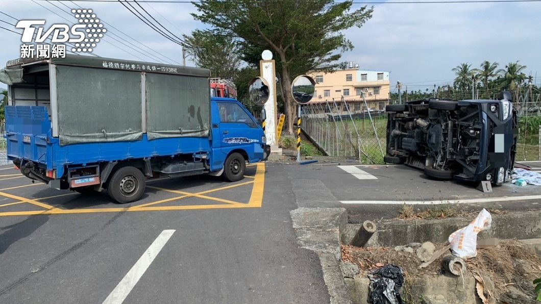 美濃區清水街與忠孝路二段路口今（4）日11時發生一起交通事故。（圖／TVBS）