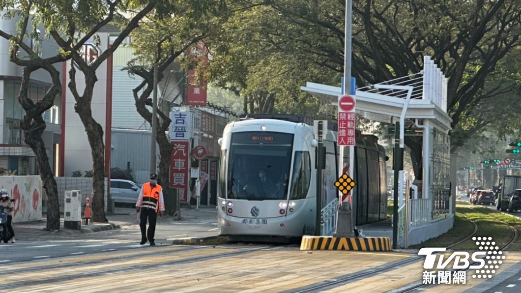 輕軌將會持續宣導乘客安全注意事項,月台附近也有義交能夠協助指揮。(圖/陳佳宜攝)