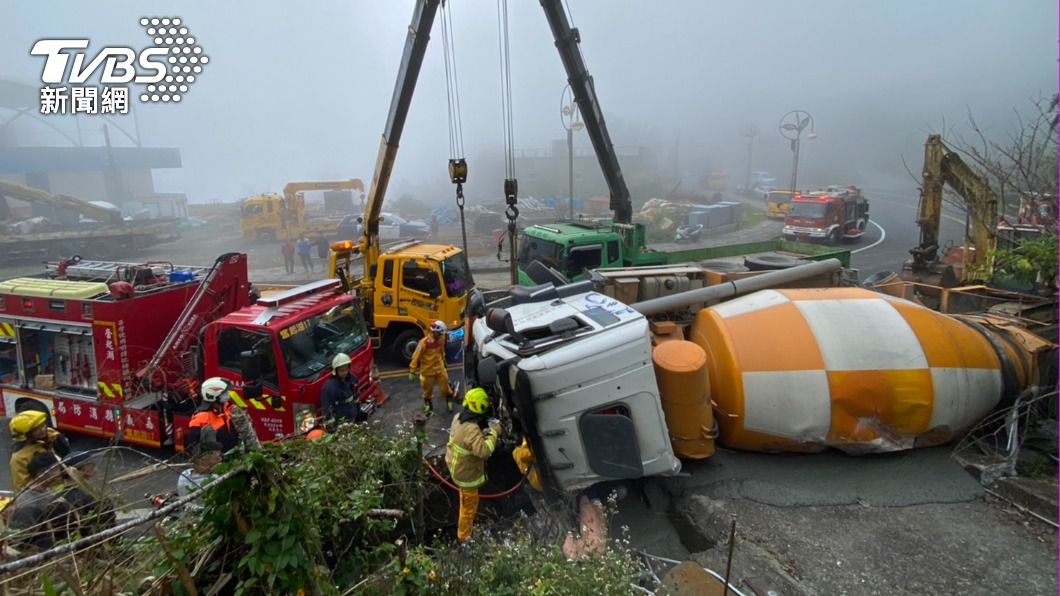 阿里山公路水泥車撞對向護欄翻覆 駕駛夾困2.5hrs被救出