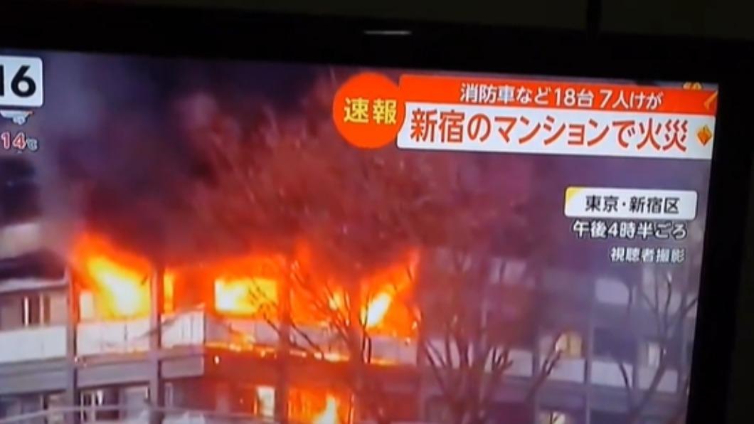 東京新宿12層大樓火警旁邊就是加油站! 濃煙密布傷者增至11人