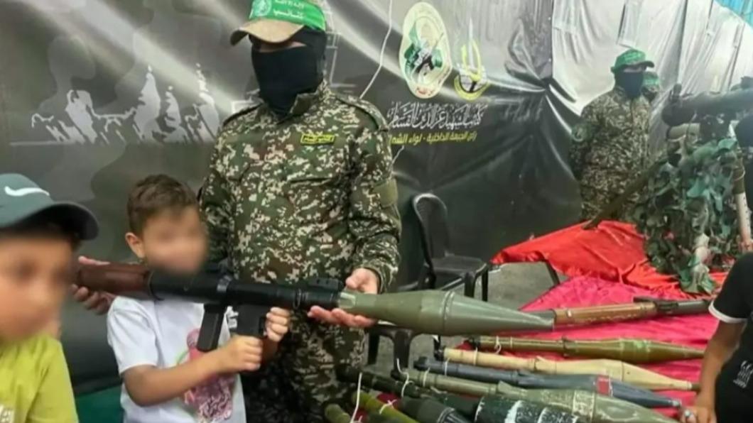 孩童在哈瑪斯分子的指導下操作軍武。(圖/翻攝自X@IDF)