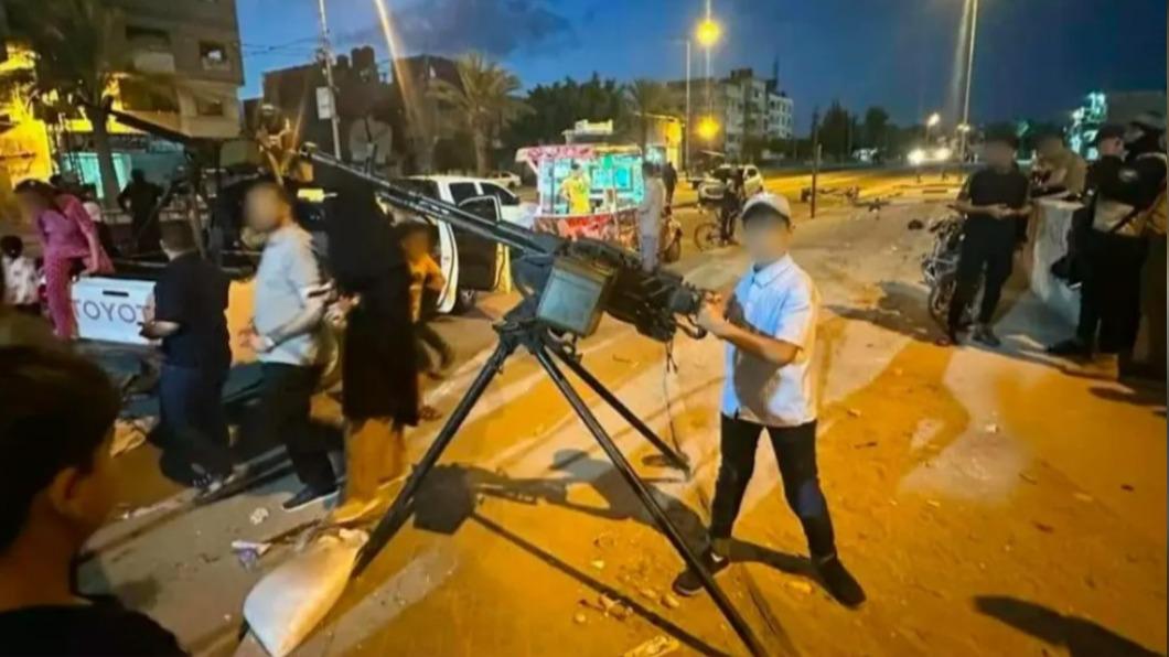 孩童操作哈瑪斯軍武。(圖/翻攝自X@IDF)