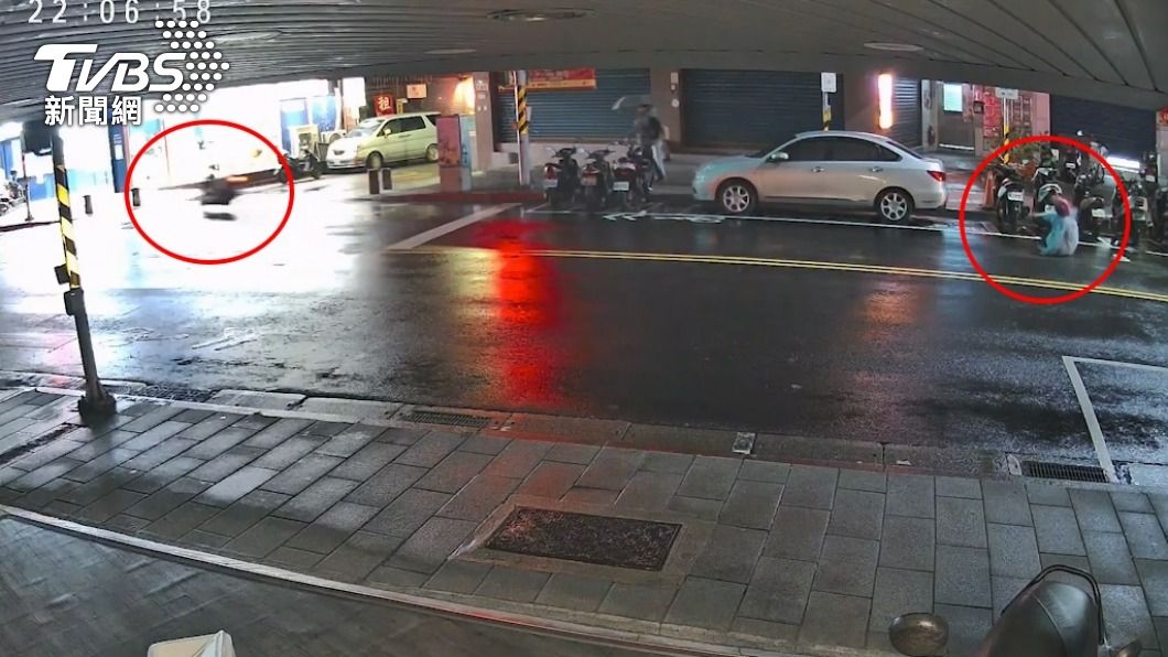 有片/油門卡住!「無人機車」失控狂飆撞進冰店 客人全看傻