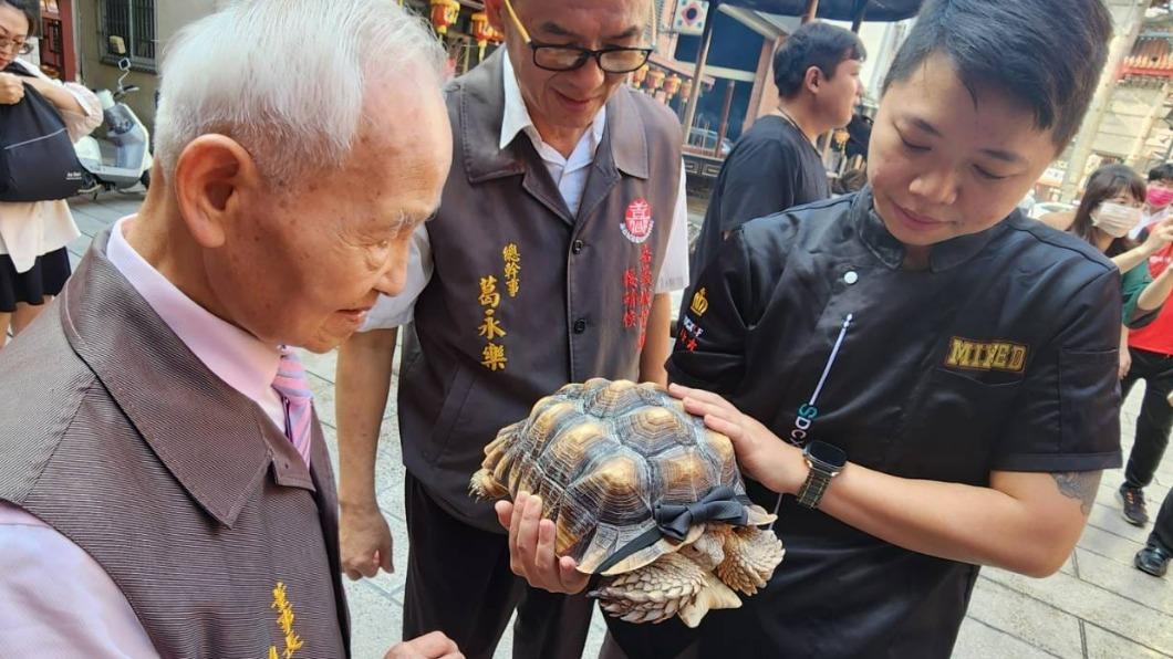 還有民眾帶著陸龜祈求平安，場面一時間爭奇鬥艷。（圖／翻攝自嘉義城隍廟臉書）