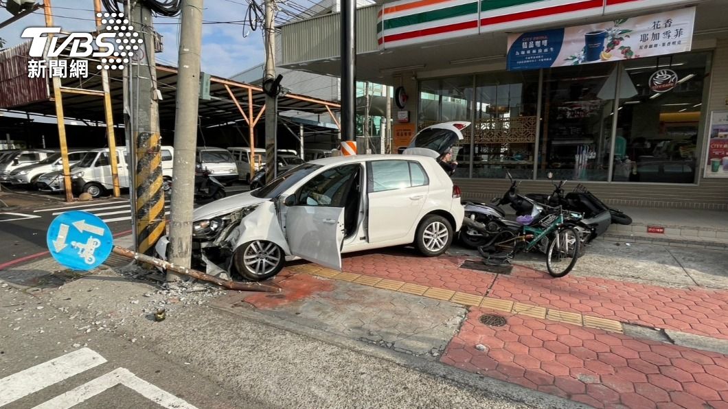 汽車暴衝上人行道5機車全躺平　74歲駕駛：剎車不靈