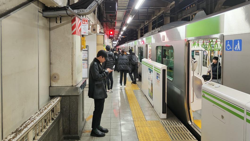 蔡明里透露，他在走進車廂時發現「有人躺地上」，於是又立刻退回月台。（圖／翻攝自「蔡明里團長」臉書）
