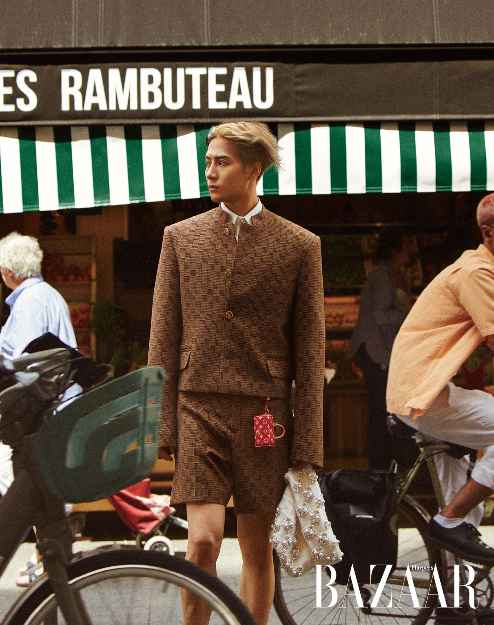 王嘉爾被一些人評價為「假」：台前的光芒太耀眼，而幕後的辛苦與付出卻被遮蔽。他說不在乎。（圖／《Harper’s BAZAAR》提供）