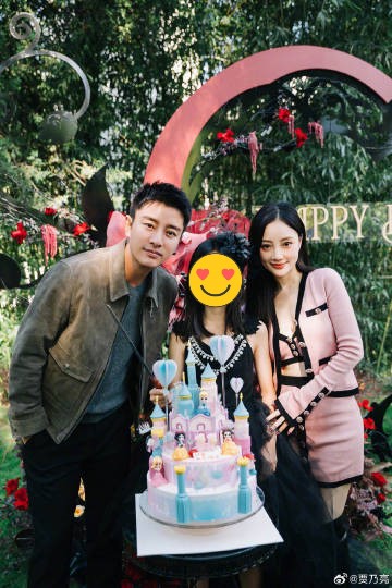 賈乃亮、李小璐同框幫甜馨慶生。(圖/翻攝自賈乃亮微博)