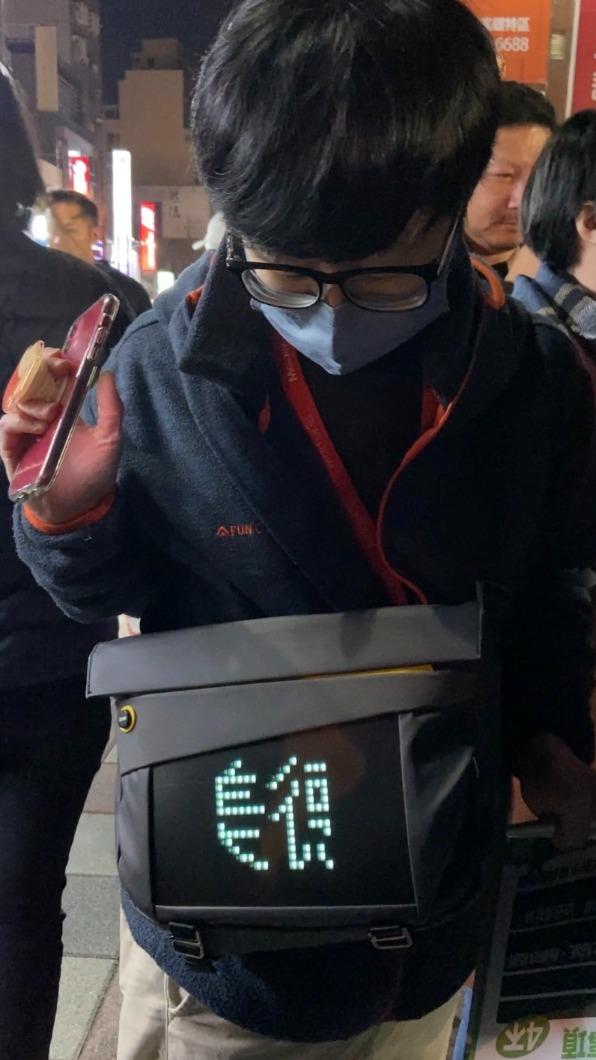民進黨總統候選人賴清德今(4日)出席新竹場選前造勢,年輕人自備跑馬燈包包力挺。(圖/吳紹瑜攝)