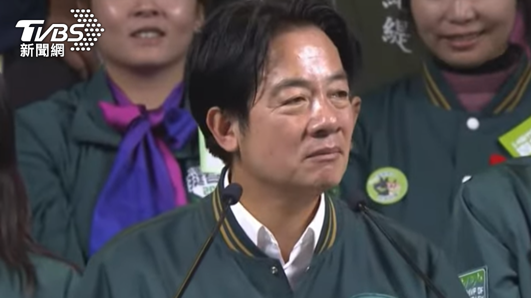 新竹青年湧入賴清德造勢場 自備跑馬燈打標語「三票民進黨」