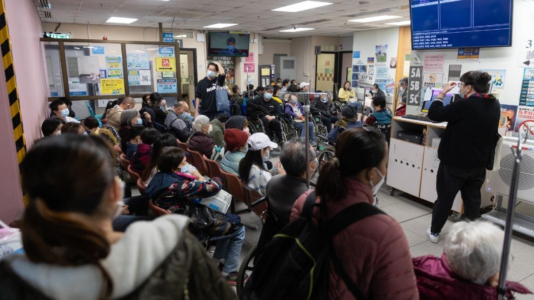 流感、新冠夾擊香港!下週迎疫情高峰期 官方籲:搭車戴口罩