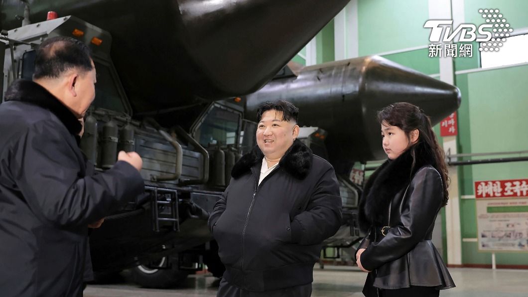 金正恩帶金主愛看彈道飛彈發射車工廠 父女一同穿皮衣裝亮相