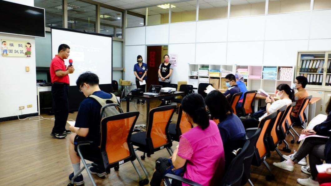 現場搭配企業說明會。(圖/中市府提供)