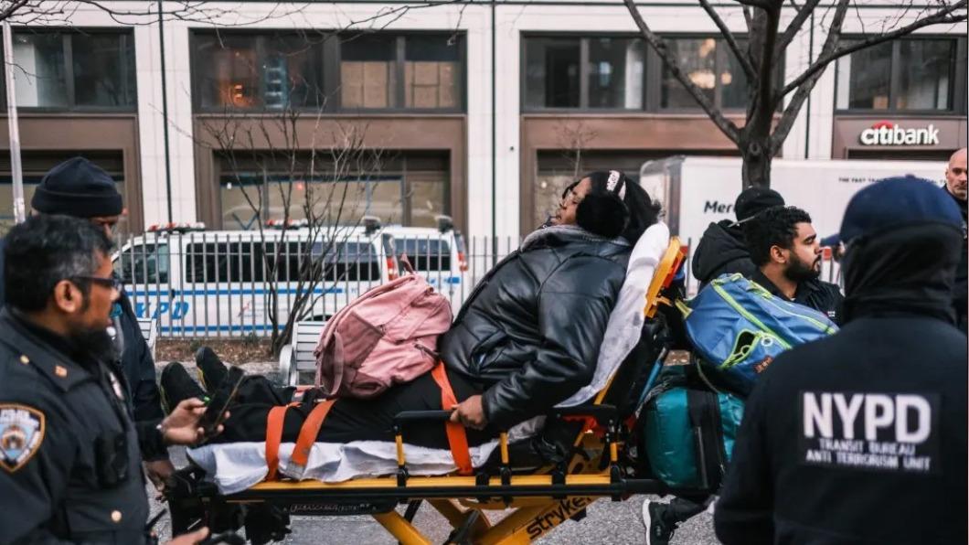 有26名乘客受到輕傷。（圖／翻攝自New York Post@Stephen Yang）