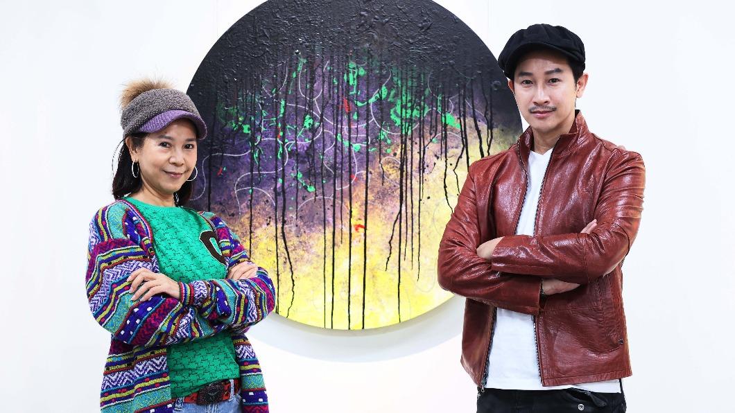 邱凱偉(右)為阿姨陳玉庭策展。(圖/杰威爾音樂提供)