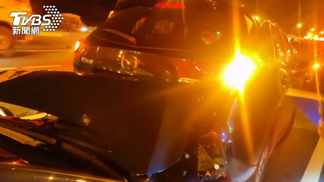 第二台車的賴姓駕駛下車指揮交通遭撞飛身亡。（圖／TVBS資料畫面）