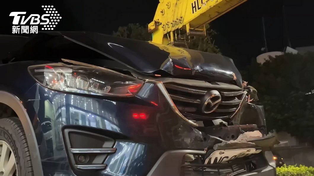 車輛嚴重撞擊變形。（圖／TVBS資料畫面）