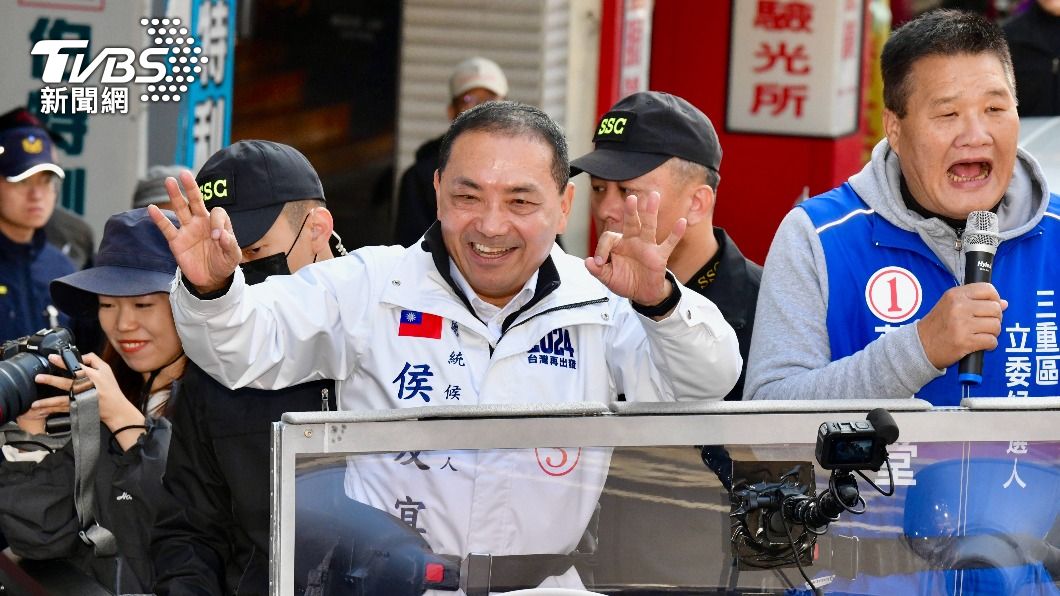 倒戈?侯友宜直搗三重綠票倉 民進黨里長全程陪同「手比3」