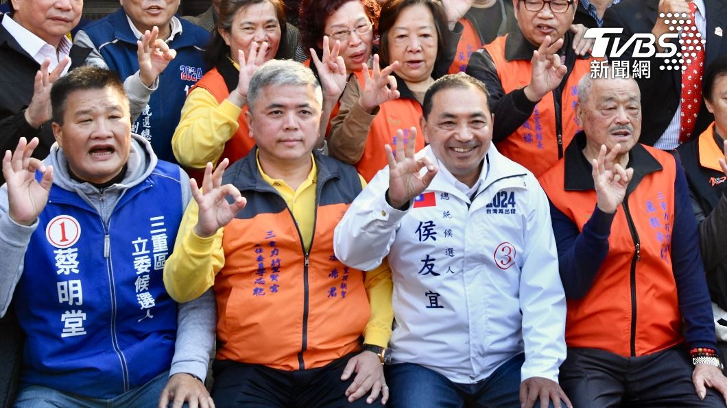 三重雲林同鄉會創會會長、聖賢宮主委李志能(左二)手比3支持侯友宜。(圖/胡瑞麒攝)